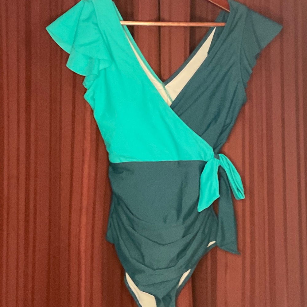 Teal Two-Tone Ruffle Wrap One-Piece Swimsuit sz med nwt